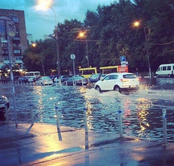 Жители Москвы делятся снимками потопа в Сети