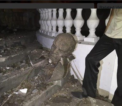 СМИ: В украинском Николаеве снесли памятник Владимиру Ленину