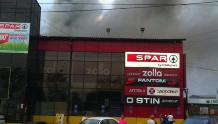 В Иркутске горит торговый центр «Авалон»