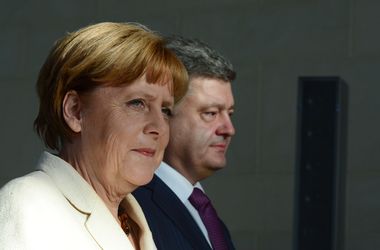 Порошенко доложил Меркель об эскалации ситуации в Донбассе