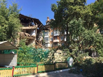 В Киеве обрушился отселенный дом, пострадавших нет
