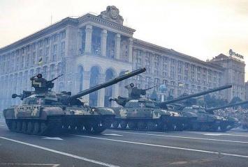 Порошенко вывел на парад в Киеве танки с крестами