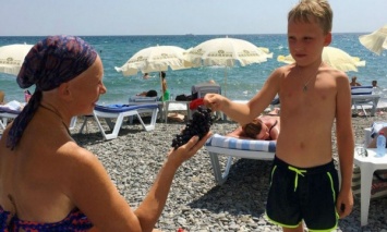 Садальский опубликовал фото актрисы Васильевой в купальнике с юным поклонником