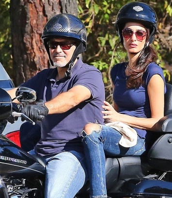 Джордж и Амаль Клуни рассекают на крутом байке в Лос-Анджелесе