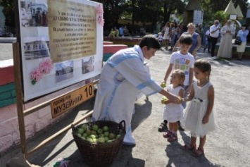 Сегодня всех, кто пришел в Детский парк, угощали яблоками
