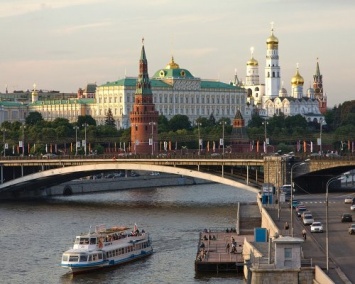 В Москве на Большом каменном мосту столкнулись три автомобиля