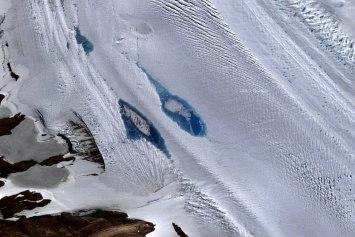 Потепление продолжается: молодые озера уничтожают лед Антарктиды