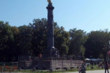 В Полтаве в пятый раз сняли флаги с памятника