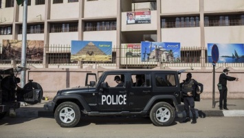 В Египте вооруженный мужчина убил двоих полицейских
