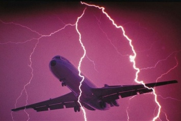 "Boeing 737" подвергся удару молнии при подлете к Внуково