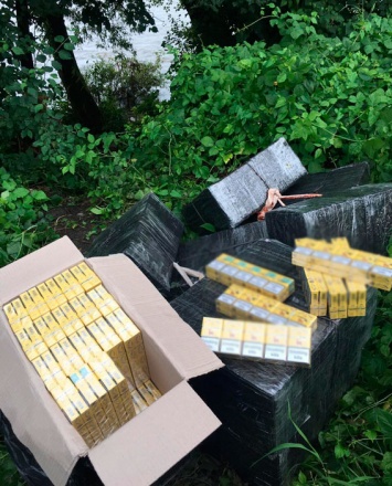 На западной границе обнаружены тайники, в которых было более 7,5 тысяч пачек контрабандных сигарет