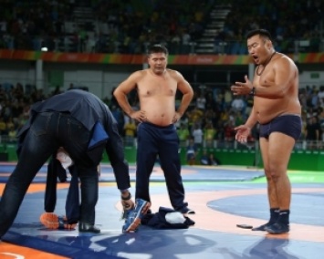 Монгольский тренер разделся перед судьями на Олимпиаде (ФОТО)