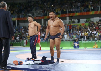 Тренеры сборной Монголии по борьбе в знак протеста разделись до трусов