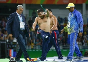 Скандал на Олимпиаде: тренеры устроили голый протест, пытаясь вернуть медаль: шокирующие фото и видео