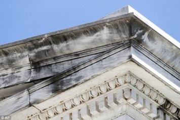 В Вашингтоне загадочная черная слизь покрыла национальные памятники