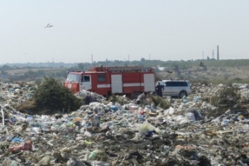В Херсоне на полигоне бытовых отходов после ликвидации пожара продолжают дежурить пожарные (фото)
