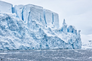 Ученые обеспокоены появлением голубых озер в Антарктиде