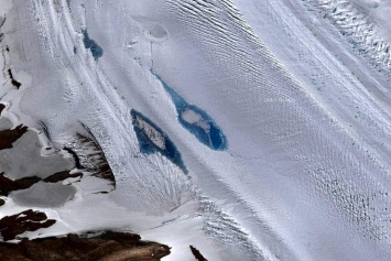 Появление огромного количества голубых озер на территории Антарктиды очень беспокоит экологов