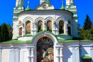 С фасада Полтавской церкви убрали русский герб