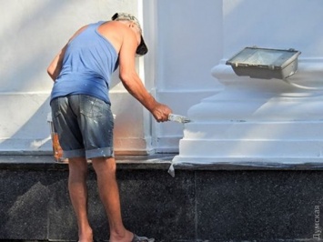 В Одессе вовсю отбеливают здание мэрии: оригинальный цвет памятнику возвращать не планируют