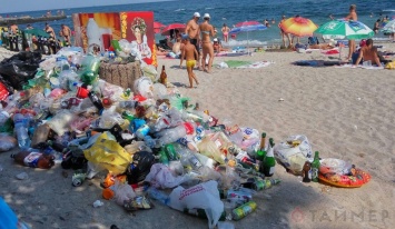 Туристический сезон: пляж в Аркадии завалили мусором
