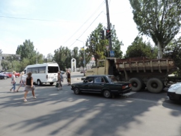 Маршрутка и КРАЗ столкнулись в центре города. Образовалась пробка (фото)