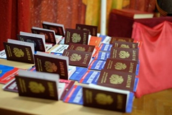 В Крыму возрождают традицию - подросткам торжественно вручили первые паспорта в отделах ЗАГС