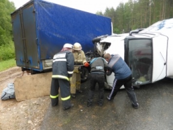 Спасатели МЧС РФ ликвидировали последствия ДТП в Кировской области