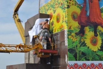 В Запорожье ко Дню Независимости украшают постамент Ленина, - ФОТОРЕПОРТАЖ