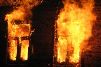 На Молодежном пожарные тушат пылающую трехкомнатную квартиру