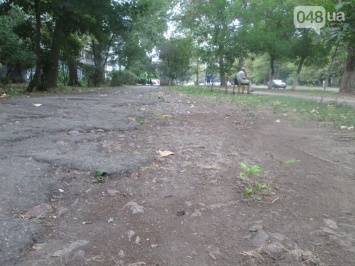 В Одессе пенсионеры жалуются на разбитую улицу (ФОТО)
