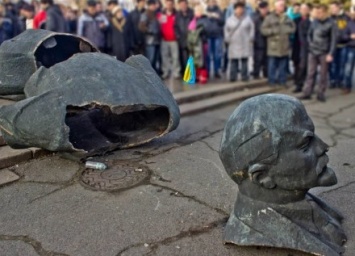 Более 1,2 тыс. памятников Ленину снесли в Украине - П.Порошенко