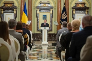 Президент Украины по случаю 25-ой годовщины Независимости присвоил звания врачу, учителю и художнику из Приазовья