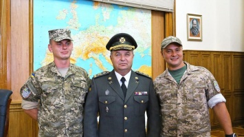 Полторак в новой форме наградил украинских военных