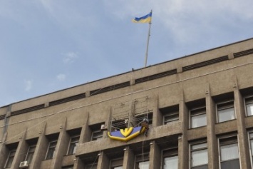 В Запорожье на здание ОГА устанавливают Герб Украины с подсветкой, - ФОТОФАКТ