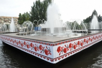 В Запорожье центральный фонтан нарядили в вышиванку, - ФОТО