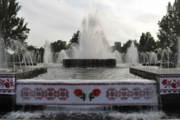 "Вышиванка" для фонтана на Фестивальной площади обошлась Запорожью в 35 тысяч гривен