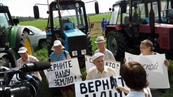 В Ростовской обл. полиция заблокировала фермеров на тракторах, которые ехали протестовать в Москву