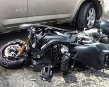 Иностранец разбился на мотоцикле вместе с пассажиркой
