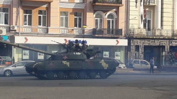 Сегодня в Харькове Порошенко передаст военным 150 единиц военной техники