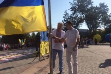 В Мариуполе губернатор поднял государственный флаг Украины (ФОТО)