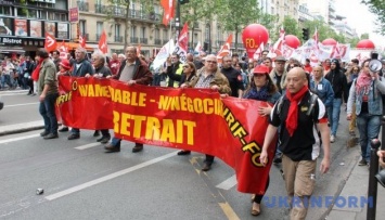Стихия, теракты и забастовки: в Париже подсчитали убытки для туризма