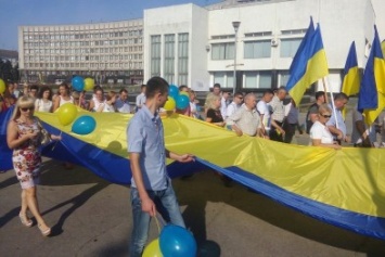 Около тысячи сумчан начали свой рабочий день с празднования Дня Государственного флага (ФОТО)
