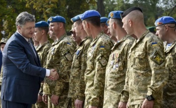 Порошенко с помпой отправляет большую партию бронетехники в зону боевых действий на Донбассе
