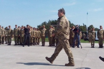 Порошенко прибыл в военную часть в Чугуеве (ФОТО)