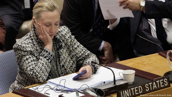 Госдеп США проверит около 15000 электронных писем Клинтон