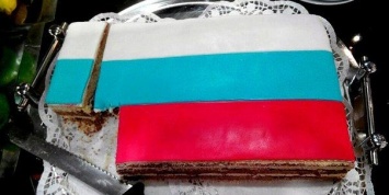 Якутские чиновники съели предназначенный детям-сиротам торт в виде триколора