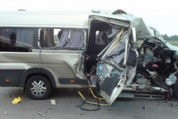 ДТП на Кировоградщине: грузовик врезался в припаркованный микроавтобус, пострадали люди