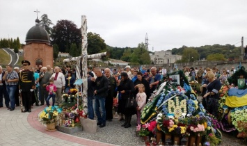 Во Львове подняли украинский флаг над почетными захоронениями участников "АТО"