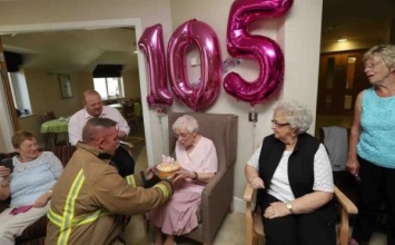 105-летняя жительница Великобритании заказала на день рождения татуированного пожарного